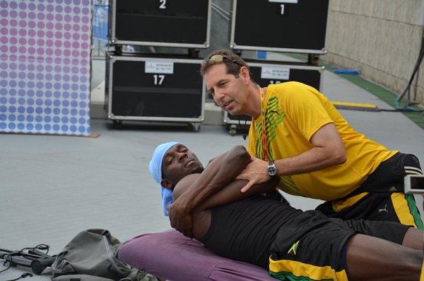 Usain Bolt recibiendo los cuidados de su quiropráctico